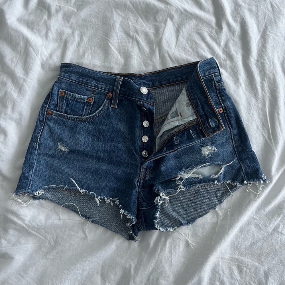 LEVI’S | Women’s Mid-Rise Cut-Off Jean Shorts Medium Blue Wash - Picture 2 of 3